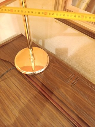 Lámpara de mesa dorada base redonda