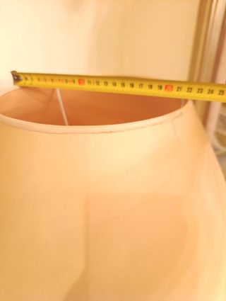 Lámpara de mesa dorada base redonda