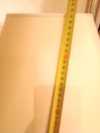 Lámpara de mesa dorada base redonda