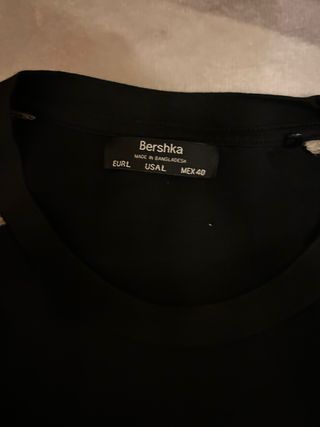 Camiseta Bershka Negra Mangas Camuflaje Talla M