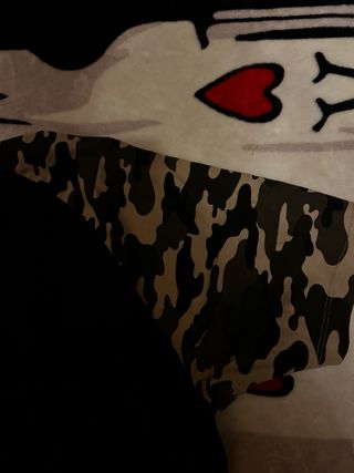 Camiseta Bershka Negra Mangas Camuflaje Talla M