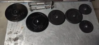 Barra y discos de pesas