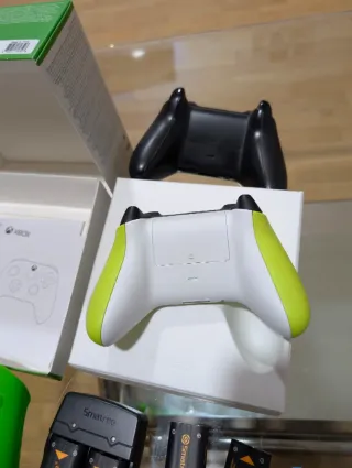 Mandos Xbox Series X y Acumuladores