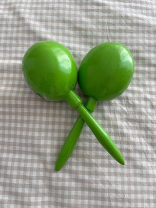 Maracas verdes con paisaje mexicano.