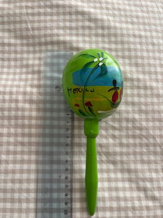 Maracas verdes con paisaje mexicano.