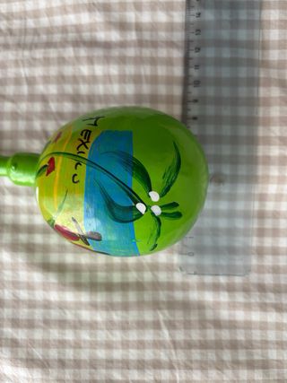 Maracas verdes con paisaje mexicano.