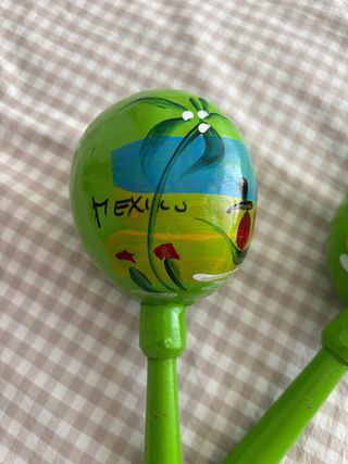 Maracas verdes con paisaje mexicano.