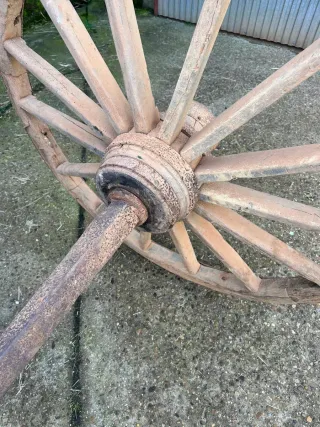 Ruedas y eje carro antiguo