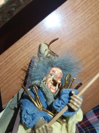 Bruja de la suerte en mecedora SOLO HOY 5€