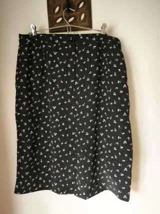 Saia preta com padrão floral branco