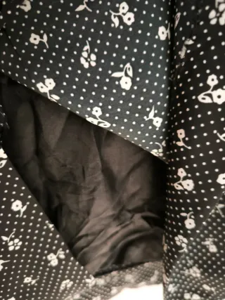 Saia preta com padrão floral branco