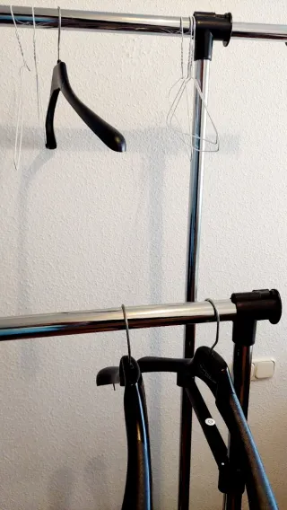 Urge venta. Perchero móvil con ruedas