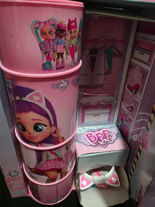 Muñeca Cry Babies con armario