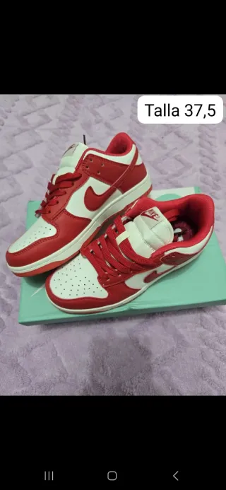 Zapatilla Nike Dunk Talla 37,5 Roja y Blanca