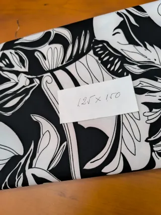 Retal de tela estampado floral blanco y negro