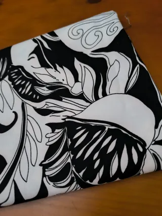 Retal de tela estampado floral blanco y negro