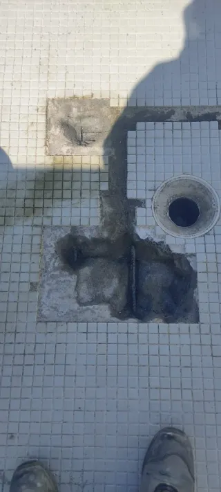 Reparación general de piscinas - Azulejos y piedra