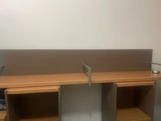 Cama doble y estantería con cajón