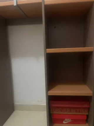 Cama doble y estantería con cajón