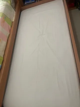 Cama doble y estantería con cajón