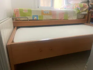 Cama doble y estantería con cajón