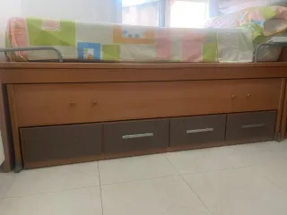 Cama doble y estantería con cajón