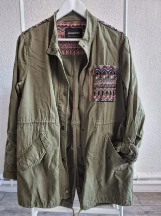 Parka verde Stradivarius detalles étnicos