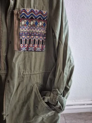 Parka verde Stradivarius detalles étnicos