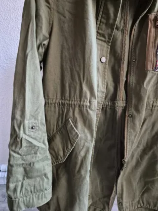 Parka verde Stradivarius detalles étnicos