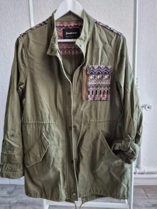 Parka verde Stradivarius detalles étnicos
