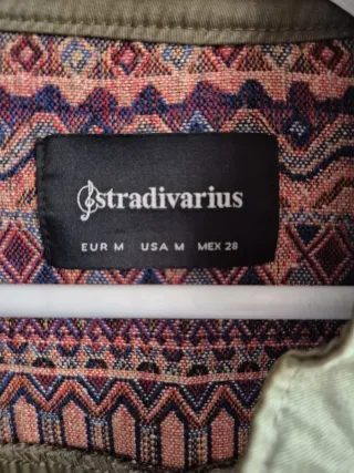 Parka verde Stradivarius detalles étnicos