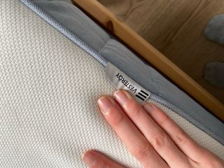 Estructura de cama de madera con colchón Ikea