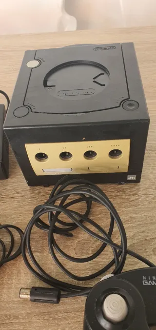 Nintendo GameCube Negra y Dorada
