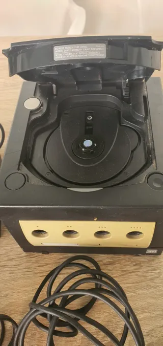 Nintendo GameCube Negra y Dorada