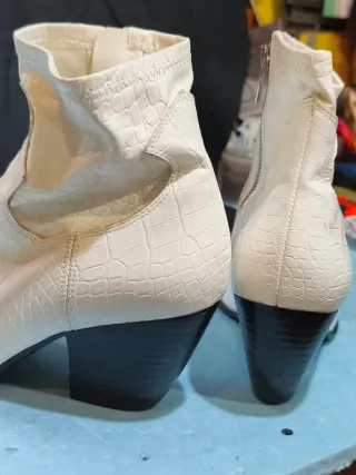 Botines blancos efecto piel cocodrilo