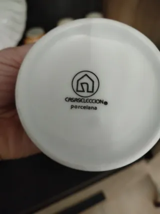 Juego 4 tazas porcelana doradas  diseño modernista