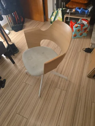 Silla de madera y tela beige