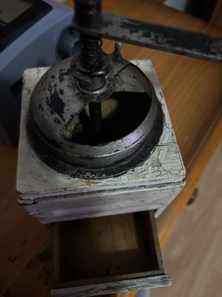 Molinillo de café antiguo de madera y metal