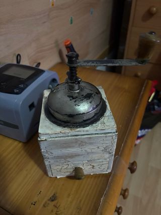 Molinillo de café antiguo de madera y metal