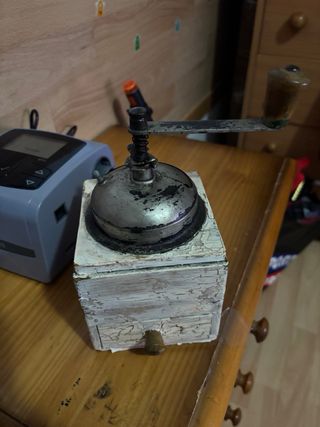 Molinillo de café antiguo de madera y metal