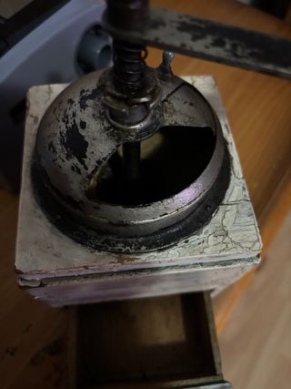 Molinillo de café antiguo de madera y metal