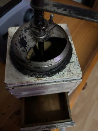 Molinillo de café antiguo de madera y metal