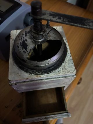 Molinillo de café antiguo de madera y metal