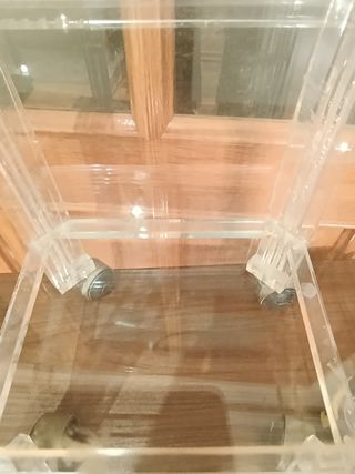 Tavolo ausiliario con 2 ripiani in vetro e metacrilato