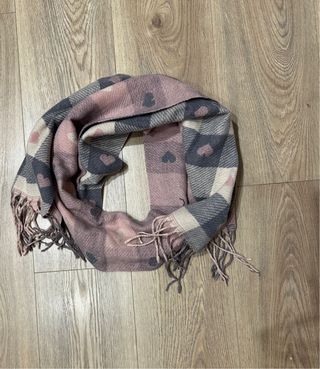 Bufanda de cuadros con corazones