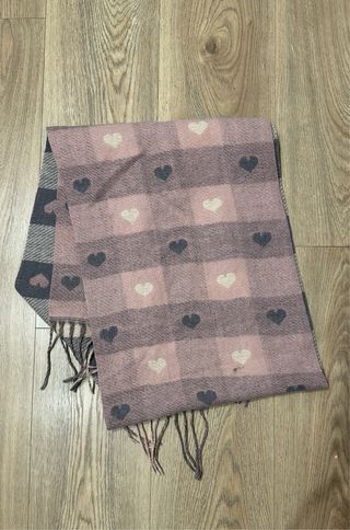 Bufanda de cuadros con corazones