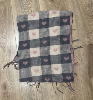 Bufanda de cuadros con corazones