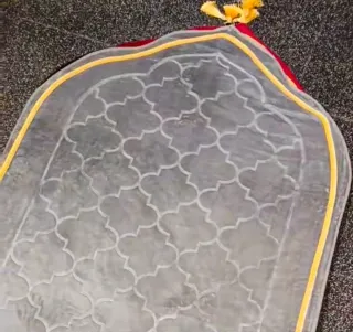 Alfombra de rezo con diseño geométrico