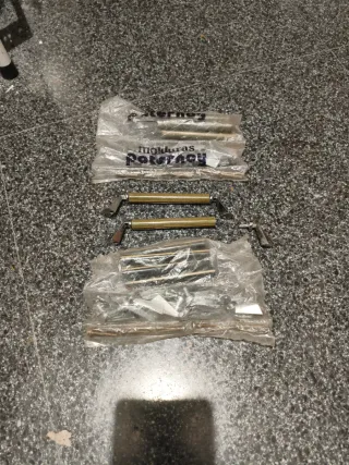 Maniglie per cassetti in metallo e legno