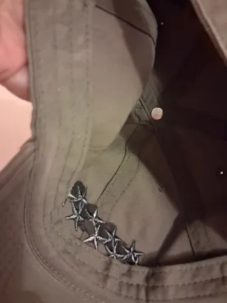 Gorra Cold Culture Color Kaki con Estrellas Verdes